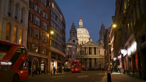 Autobuses-Rojos-Que-Conducen-Hacia-La-Catedral-De-San-Pablo-Por-La-Noche,-Londres,-Reino-Unido