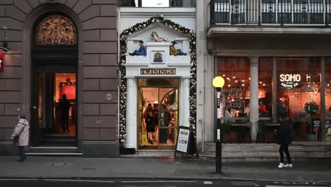 Consigue-Un-Poco-De-Té-Navideño-En-Twinings,-Londres,-Reino-Unido.