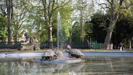 Fuente-De-Las-Sirenas-En-Parco-Della-Montagnola,-Bolonia-Con-Esculturas-De-Tortugas-En-Cámara-Lenta