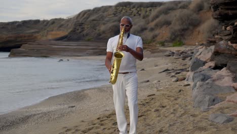 Frente-Lento-En-Toma-De-Un-Hombre-Tocando-El-Saxofón-En-La-Playa.