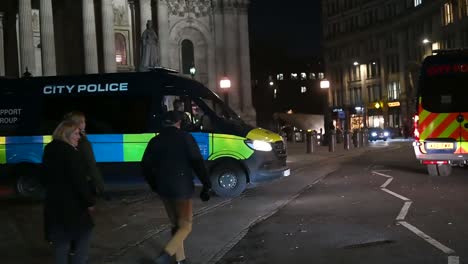 City-of-London-Police-outside-St-Paul's-Cathedral,-London,-United-Kingdom