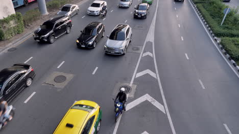 Vista-Desde-Arriba-De-Un-Tráfico-Congestionado-Pero-En-Movimiento-En-Las-Calles-De-Bangkok,-Tailandia