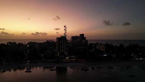 Espectacular-Cielo-Y-Silueta-Vista-Del-Atardecer-De-La-Isla-Maafushi,-Maldivas