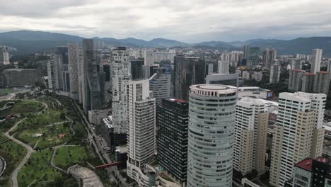 Aerial-view-drone-of-Parque-La-Mexicana,-located-in-the-financial-district-of-Mexico-City,-Santa-Fe