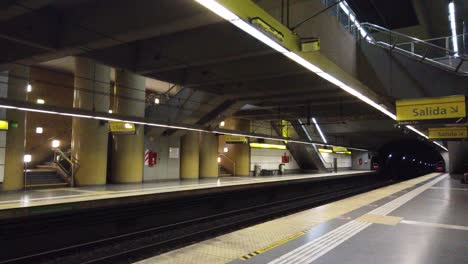 Dentro-De-Una-Estación-De-Metro,-Ciudad-De-Buenos-Aires-Argentina-Sin-Gente