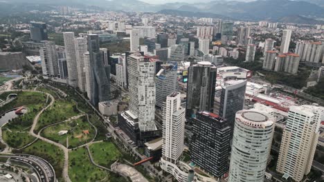 Drone-footage-of-the-La-Mexicana-park-in-Santa-Fe,-Mexico-City