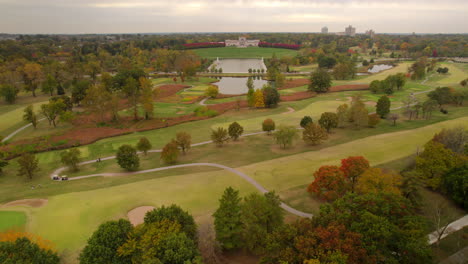 Luftaufnahme-Des-Waldparks-Mit-Golfplatz-Und-Dem-Saint-Louis-Art-Museum-Am-Horizont-Mit-Einem-Schwenk-In-Richtung-Lindell-Und-Dem-Geschichtsmuseum-Und-Der-Skyline-Des-Central-West-End-Am-Horizont