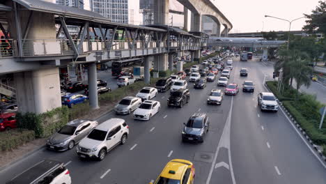 Tráfico-Lento-En-Una-De-Las-Principales-Vías-Del-Centro-De-La-Ciudad-De-Bangkok,-Tailandia