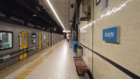 Vintage-U-Bahnstation-Acoyte,-Zug-Der-Stadt-Buenos-Aires,-Argentinien,-U-Bahn-Architektur