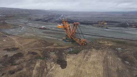 Vista-Aérea-De-Una-Enorme-Excavadora-De-Rueda-De-Cangilones-En-Operaciones-De-Minería-A-Cielo-Abierto