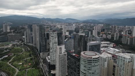 Aerial-view-of-Parque-La-Mexicana-in-the-financial-district-of-Mexico-City,-Santa-Fe