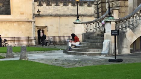 Estudiantes-En-La-Plaza-Radcliffe-Con-Edificios-Patrimoniales-En-El-Centro-De-Oxford,-Inglaterra,-Reino-Unido