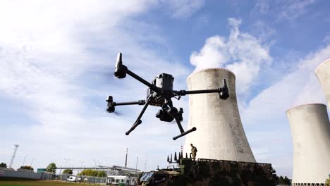 Industriedrohne-Fliegt-In-Der-Nähe-Von-Armeetransportfahrzeugen-Im-Kernkraftwerk