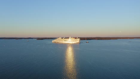 El-Crucero-Más-Grande-Del-Mundo,-Icono-De-Los-Mares,-Durante-Las-Segundas-Pruebas-En-El-Mar-En-El-Archipiélago-Finlandés-Al-Amanecer.