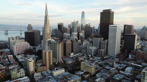 Disparo-De-Un-Dron-Acercándose-A-Un-Rascacielos-En-El-Centro-De-La-Ciudad-De-San-Francisco,-En-El-Soleado-EE.UU.