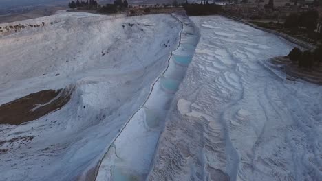 Weltwunder-Pammukale,-Travertin-Mineralterrassen-Und-Hellblaue-Pools,-Von-Oben-Bei-Sonnenaufgang-Am-Frühen-Morgen-Gesehen