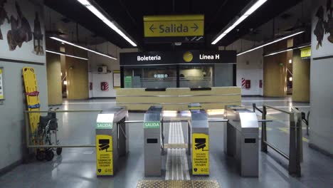 Torniquete-De-Salida-De-La-Estación-De-Metro-De-La-Ciudad-De-Buenos-Aires-Argentina-Sin-Gente-Línea