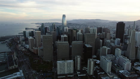 Disparo-De-Un-Dron-Elevándose-Frente-Al-Horizonte-De-San-Francisco,-En-La-Sombría-California,-EE.UU.