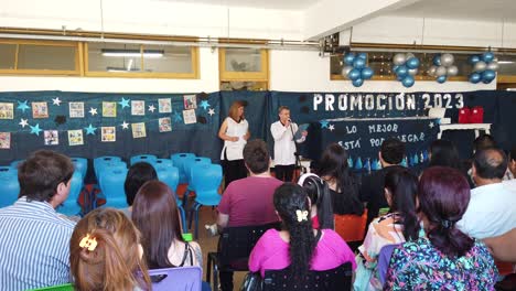 Las-Familias-Se-Reúnen-En-La-Escuela-Pública-Infantil,-El-Maestro-Habla-En-La-Ceremonia-De-Graduación-En-Buenos-Aires,-Argentina.