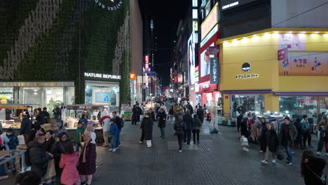 Llenas-De-Gente-En-Las-Calles-Del-Mercado-Nocturno-De-Myeongdong-En-La-Ciudad-De-Seúl