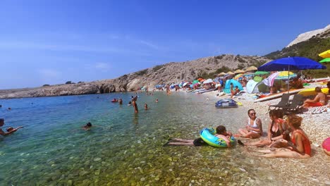 Kroatien,-Krk,-Stara-Baška,-Zala-Strand,-Bunte-Kleine-Bucht-Mit-Bade--Und-Entspannungsmenschen-Im-Urlaub