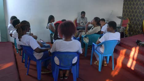 Comunidad-Africana-Ensayando-Canciones-Dentro-De-Una-Habitación-Rústica.