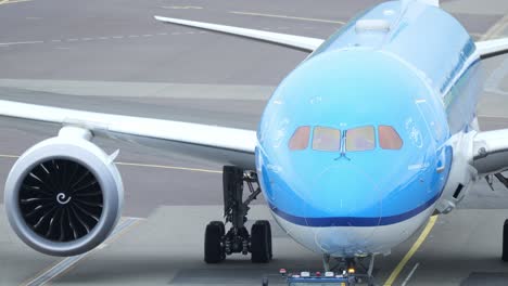 KLM-Royal-Dutch-Airliner-In-Schiphol-Auf-Pushback-Bereit-Zum-Abflug
