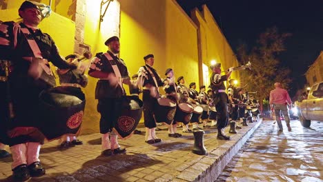 Die-Kriegskapelle-Dragones-De-La-Reina-Spielt-Anlässlich-Der-Feierlichkeiten-Am-14.-September-Ihre-Trommeln-In-Den-Straßen-Von-San-Miguel-De-Allende