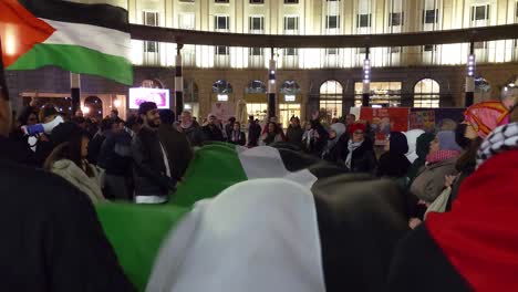 Comunidad-Palestina-Ondeando-La-Bandera-Del-País-En-El-Centro-De-La-Ciudad-De-Bruselas-Por-La-Noche