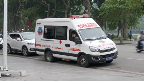 La-Ambulancia-Está-Estacionada-Al-Costado-De-La-Carretera.