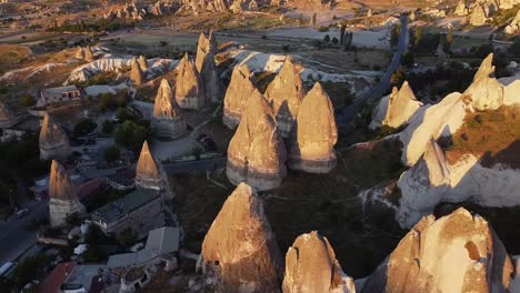 Vista-Aérea-De-Las-Formaciones-Rocosas-De-Las-Chimeneas-De-Hadas-Durante-La-Hora-Dorada-En-Capadocia,-Turquía