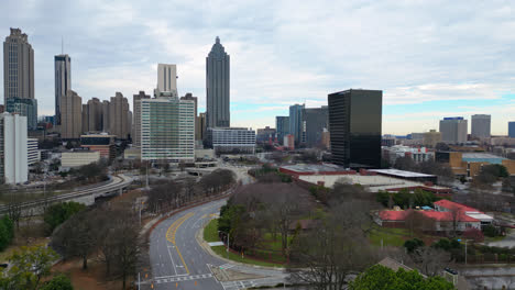 Drohnen-Weitwinkelaufnahme,-Die-Die-Skyline-Von-Atlanta-City-Mit-Dem-Bank-Of-America-Plaza-Und-Den-Hochhäusern-Zeigt