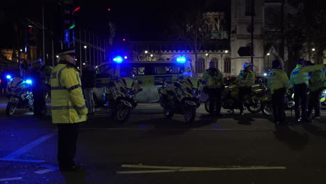 Polizeibeamte-Der-Metropolregion-Stehen-Während-Eines-Nächtlichen-Verkehrseinsatzes-Neben-Motorrädern-An-Einer-Straßenkreuzung-Auf-Dem-Parlamentsplatz