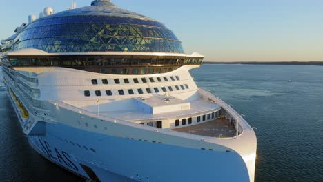 El-Icono-De-Los-Mares-De-Cruceros-Más-Grande-Del-Mundo-Durante-Las-Segundas-Pruebas-En-El-Mar-En-El-Archipiélago-Finlandés-Al-Amanecer.