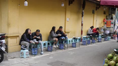 Parejas-Sentadas-Afuera-Del-Café-De-La-Ciudad-Disfrutando-De-Comida-Y-Bebida