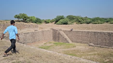 Archäologisches-Kulturerbe-Dholavira,-Ein-5000-Jahre-Alter-Stufenbrunnen,-Der-Von-Menschen-Besichtigt-Wird