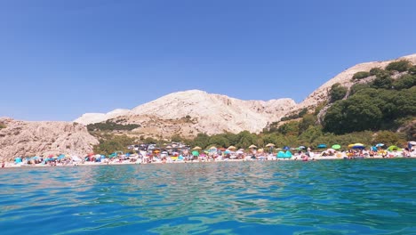 Croacia,-Krk,-Stara-Baška,-Playa-De-Zala-A-Distancia-Del-Agua-En-Verano