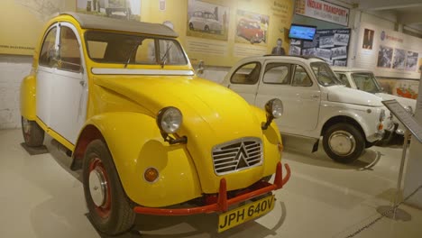 Citron-2CV-Oldtimer-Im-Museum-Ausgestellt,-Alte-Oldtimer