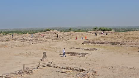 Sitio-Del-Patrimonio-Arqueológico-De-Dholavira,-Toma-Amplia,-Cámara-Panorámica,-Cultura-India-De-5000-Años-De-Antigüedad-Desbordándose