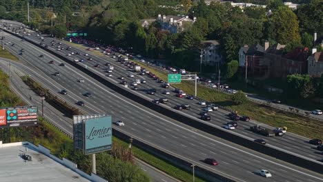 Toma-Aérea-Del-Carril-De-Salida-Completo-En-La-Autopista-En-La-Ciudad-De-Atlanta-Durante-El-Día-Soleado,-Georgia