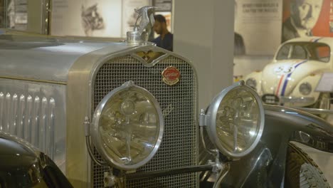 Coches-Antiguos-Cartier-Para-Exhibición-En-El-Museo.