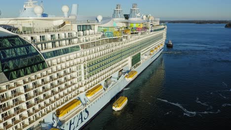 El-Crucero-Más-Grande-Del-Mundo,-Icono-De-Los-Mares,-Durante-Las-Segundas-Pruebas-En-El-Mar-En-El-Archipiélago-Finlandés.