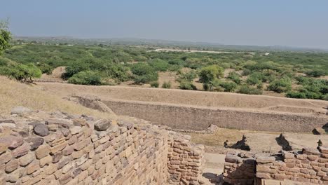 Sitio-Patrimonial-Arqueológico-De-Dholavira,-De-5000-Años-De-Antigüedad-Aún-Conservado-Y-Visitado-Por-Personas.