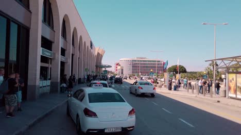 Entrada-Al-Aeropuerto-Internacional-De-Malta-Desde-El-Exterior-Con-Viajeros-Que-Salen-Y-Llegan