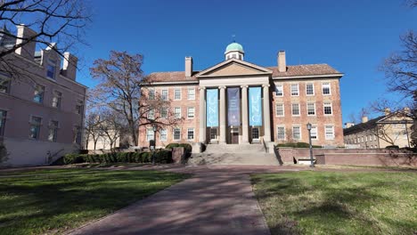 UNC-Chapel-Hill-Carolina-South-Gebäude-Banner-Wintertag-Blauer-Himmel-Langsamer-Spaziergang