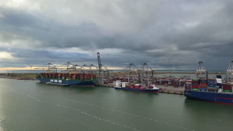 Timelapse-De-La-Terminal-Automatizada-De-Contenedores-Rwg-En-El-Puerto-De-Rotterdam-En-Un-Día-Nublado