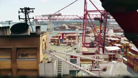 Hafen-Von-Montreal-Aus-Der-Nähe-Eines-Containerschiffs,-Das-Mit-Kanadischer-Fracht-Im-Hafendock-Ankommt
