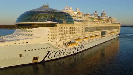 El-Icono-De-Los-Mares-De-Cruceros-Más-Grande-Del-Mundo-Durante-Las-Segundas-Pruebas-En-El-Mar-En-El-Archipiélago-Finlandés-Al-Amanecer.