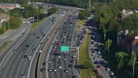 Vista-Aérea-Que-Muestra-El-Tráfico-En-La-Autopista-De-Varios-Carriles-En-La-Ciudad-De-Atlanta-Durante-El-Día-Soleado