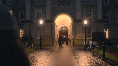 La-Puerta-De-Entrada-Iluminada-Del-Trinity-College-En-Dublín,-Irlanda